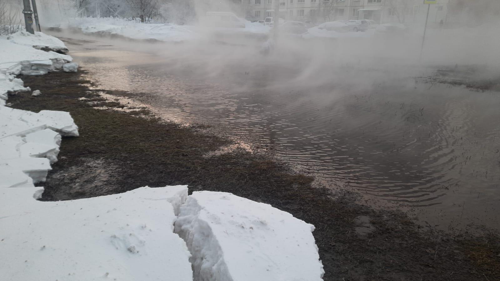 Фото Крупная коммунальная авария на левом берегу Новосибирска: потоп, пробки и холод — фото 15